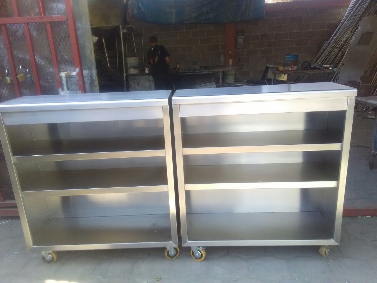 GABINETE ABIERTO CON DOS ENTREPAÑOS Y RUEDAS