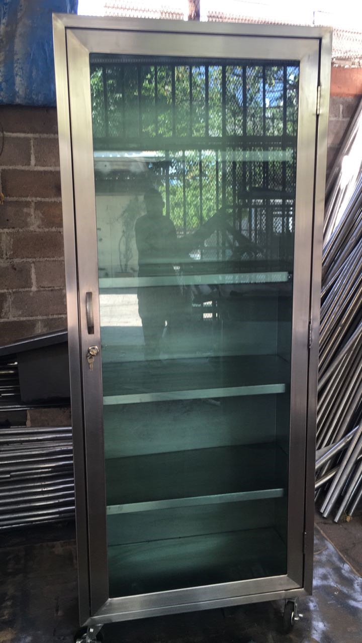 GABINETE VERTICAL CON PUERTA DE CRISTAL TINTEX